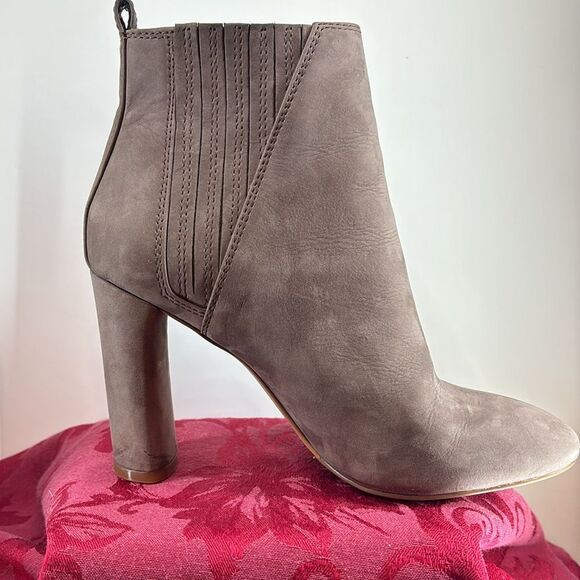 Vince Camuto Fateen Ankle Taupe Leather Booties 3 1/2” Heel Size 7 - Picture 6 of 16